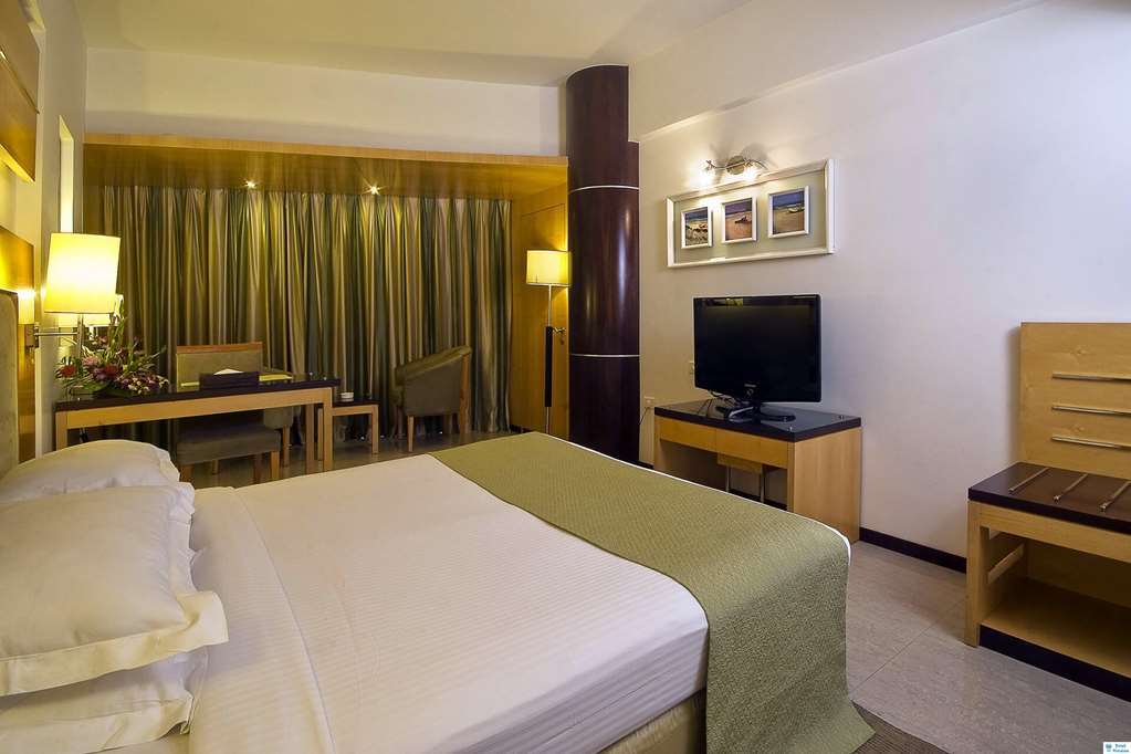 Peninsula Grand Hotel Mumbai Room photo