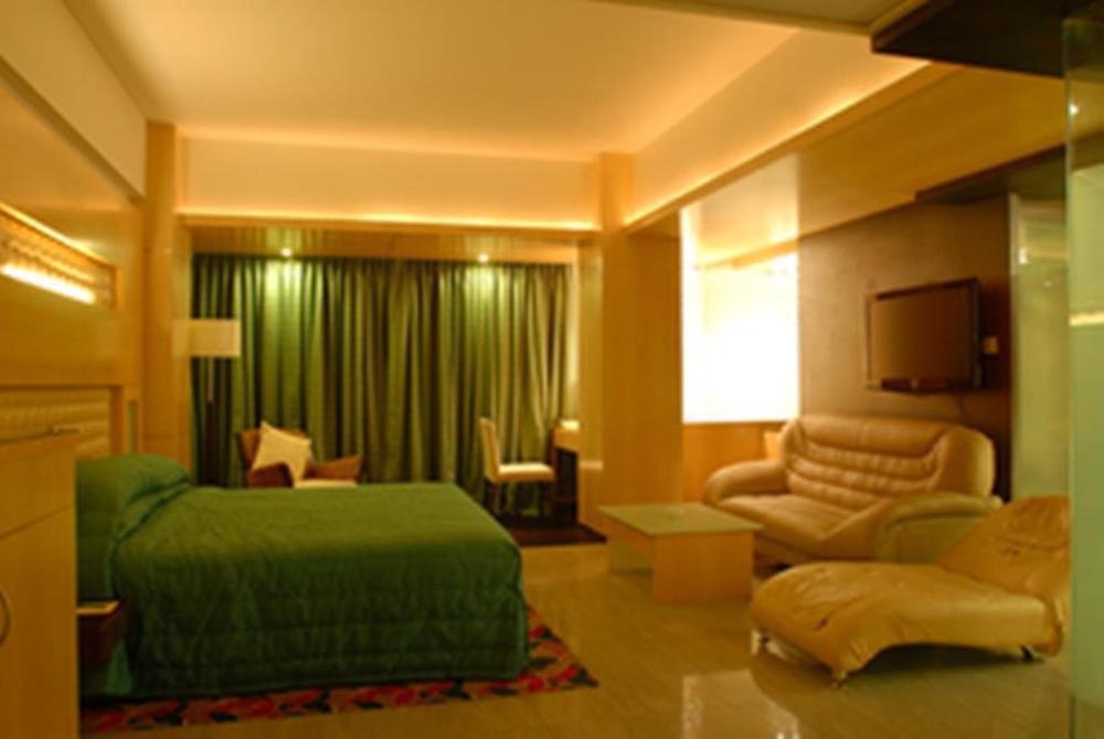 Peninsula Grand Hotel Mumbai Room photo